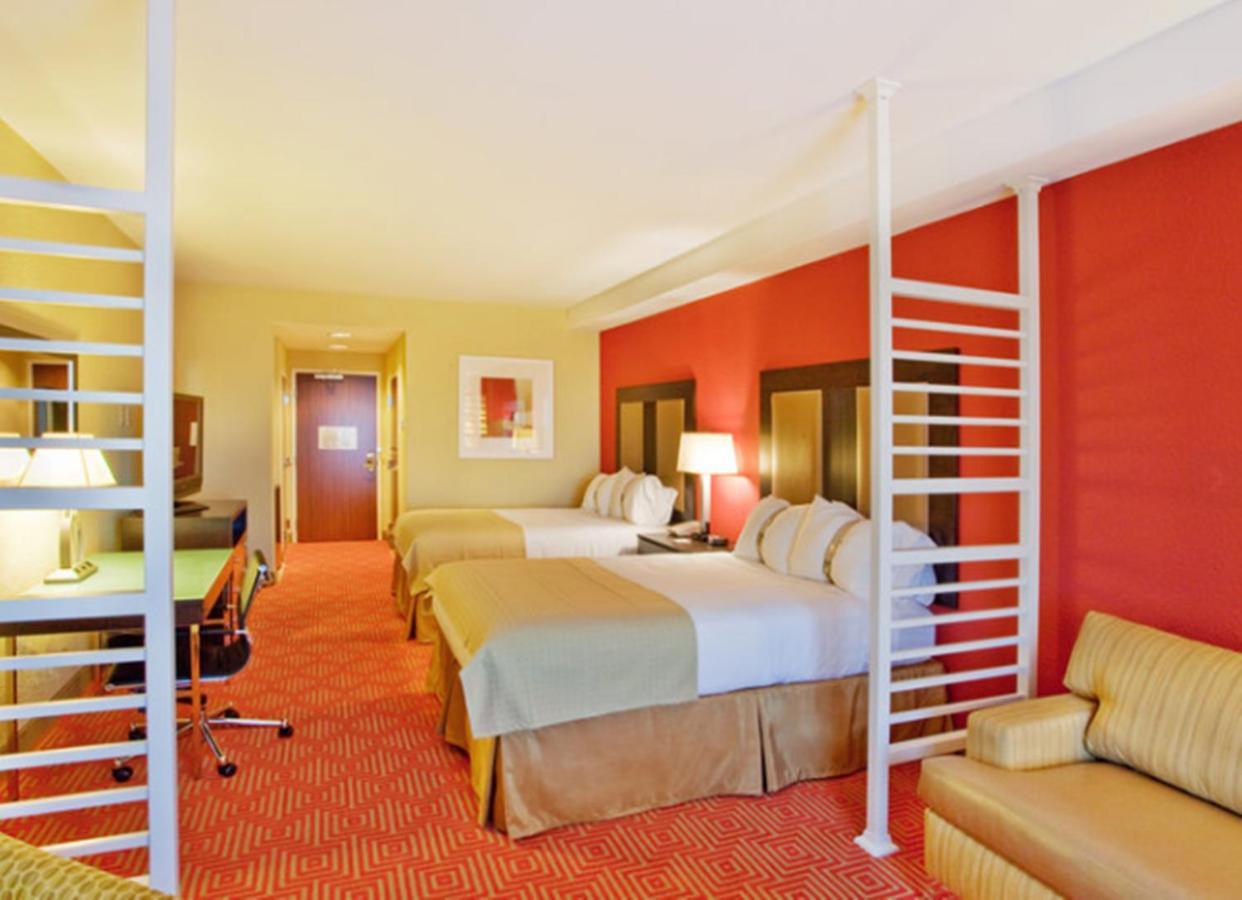 Hilton Garden Hotel 3*